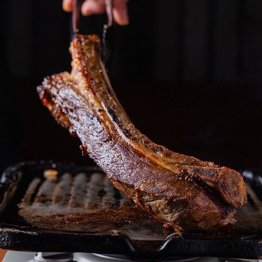 鉄板骨付肉ふし木